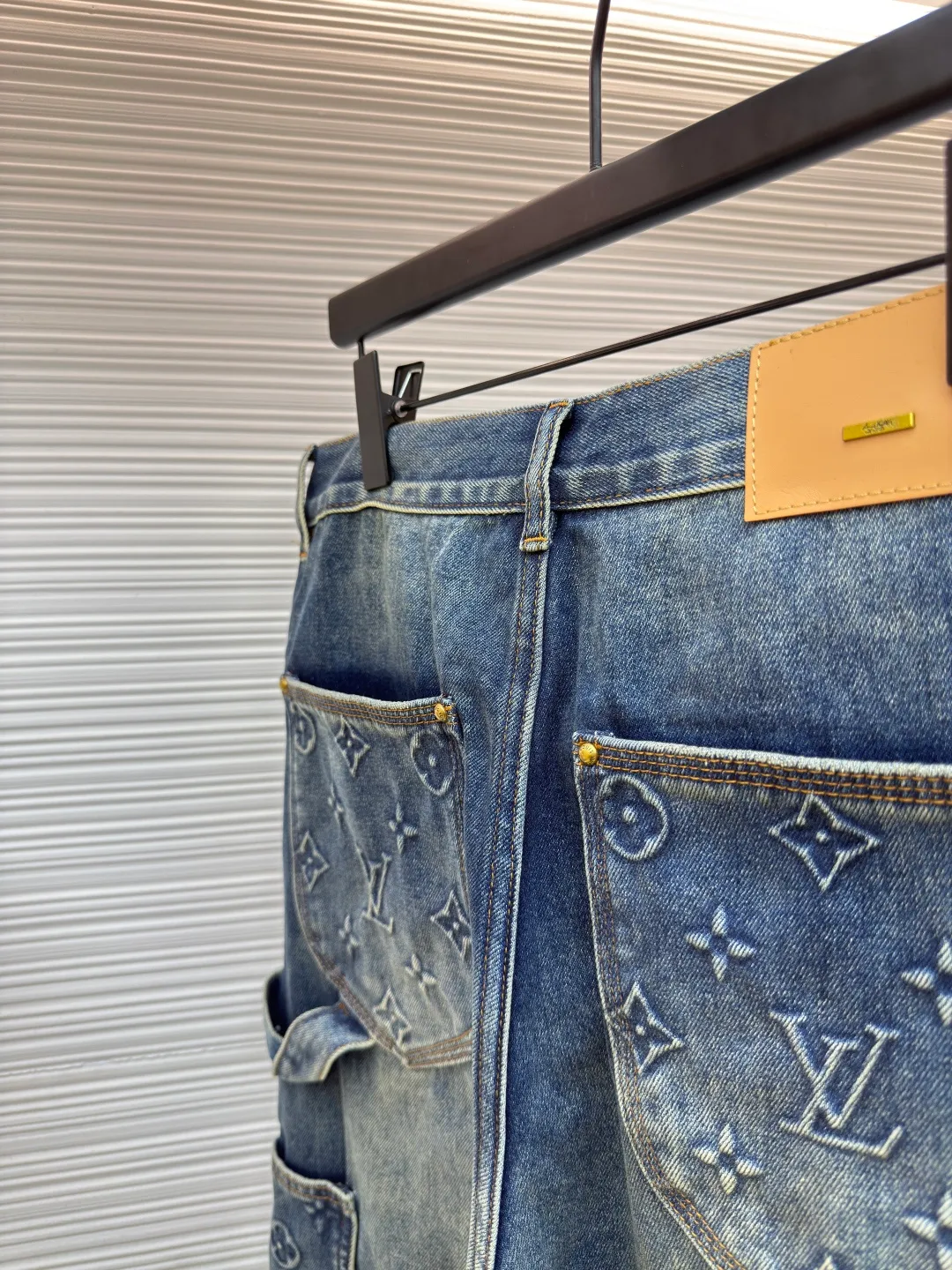 LOUIS VUITTON embossed work jeans ●Authentic product: purchased and developed by 13939 ●Item number: 1680239-B70 ●Material: denim fabric ●Technology: embossed embossed production ●Version: fitted version ●Weight: about 1060 grams ●Size: 28-30-32-34-36 ●Description: Integrating Monogram embossed pockets into a casual workwear silhouette, it can create a trendy look with the same style of overalls, or it can be mixed and matched with separate items to explore more fashion possibilities. Positioned panel splicing design, slightly distressed, washed blue, square nails with lettering under the left sleeve, decorative zipper, snap buttons at the front, standard cut version, casual style, suitable for both men and women. Original goods, washed casual jeans, imported original washed stretch fabric, comfortable and elastic, original hardware accessories decorated with logo, super correct fit, extremely high grade, high quality, fashionable and stylish upper body. The overall wiring is straight and delicate, the fabric is comfortable and soft, and the color is consistent without color difference. It can be matched with the same style to create a fashionable look and control various occasions. Customized accessories, complete with three standards, same style for men and women!